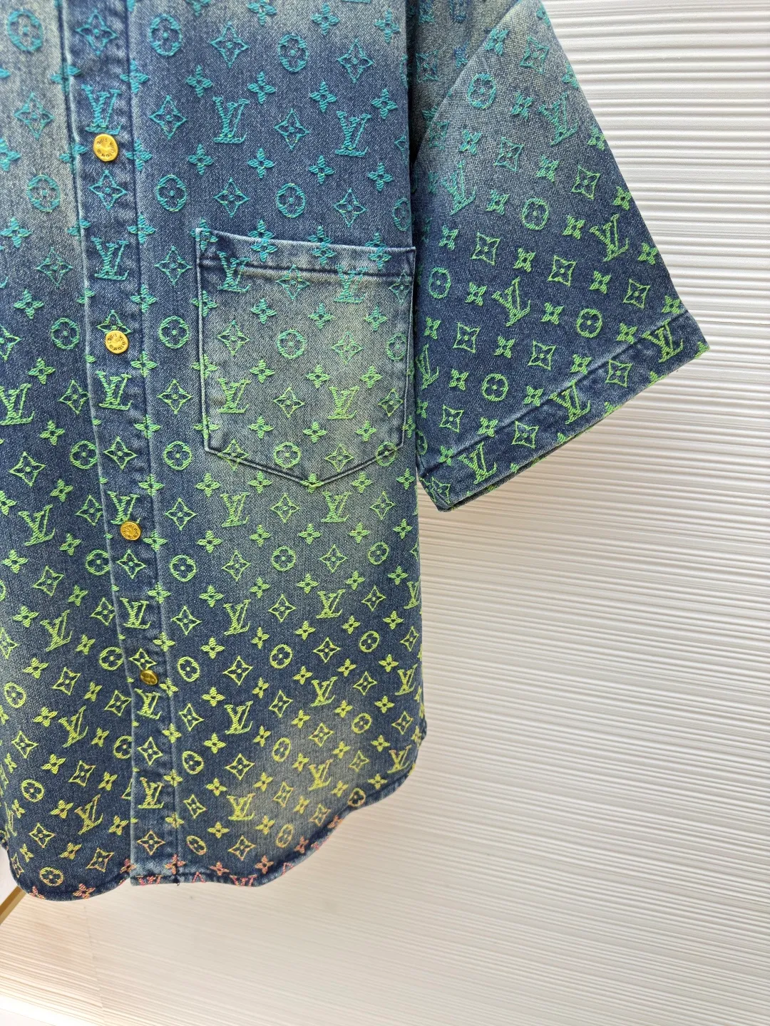 LOUIS VUITTON Gradient color jacquard denim short-sleeved shirt ●Authentic product: purchased and developed for 16900 ●Item number: 1680136-B70 ●Material: denim fabric ●Technology: jacquard gradient production ●Version: fitted version ●Weight: about 880 grams ●Size: XS-S-M-L ●Description: The fabric is made of 10s*7s combed cotton denim, matched with 60s twill Tencel cotton lining, purchased Y version color matching, ordered and dyed 4 color weft yarns, referring to the Y version color gradient level, single color yarn hand-numbered fabric organization, 1:1 restoration of pattern painting jacquard device, weft yarn is made of 100% cotton yarn, the fabric is woven with a rapier jacquard machine, purely hand-made single-piece cutting, front and rear trouser waistbands are all It is cut with positioning flowers. The two patch pockets on the back are made of restored flowers. All the trousers hanging ears have the Presbyopia logo in the middle. The triangular hanging ears on the back are made of round flowers on the bottom. The upper two flowers are completely symmetrical and centered, and the details are directly filled out. For the washing process, the plastic sealing film material is used to open the mold and position it. Nine positions are manually sprayed twice for coloring. During this period, the coloring time of the horse must be strictly controlled. If the time is too long, the color will be too dark. If the Y-version effect cannot be achieved, workers must operate quickly and accurately, and then rinse and solidify the color in the later stage. The back waistband is affixed with a cowhide two-layer embossed leather tag, with the brand logo made of rose gold and white copper. The zipper is made of 2# long puller and closed tail zipper made of bronze. The waist button is made of electroplated antique gold and white copper I-shaped plate. The overall wiring is straight and delicate, the fabric is comfortable and soft, and the color is consistent without color difference. It can be matched with the same style to create a fashionable look and control various occasions. Customized accessories, complete with three standards, same style for men and women!